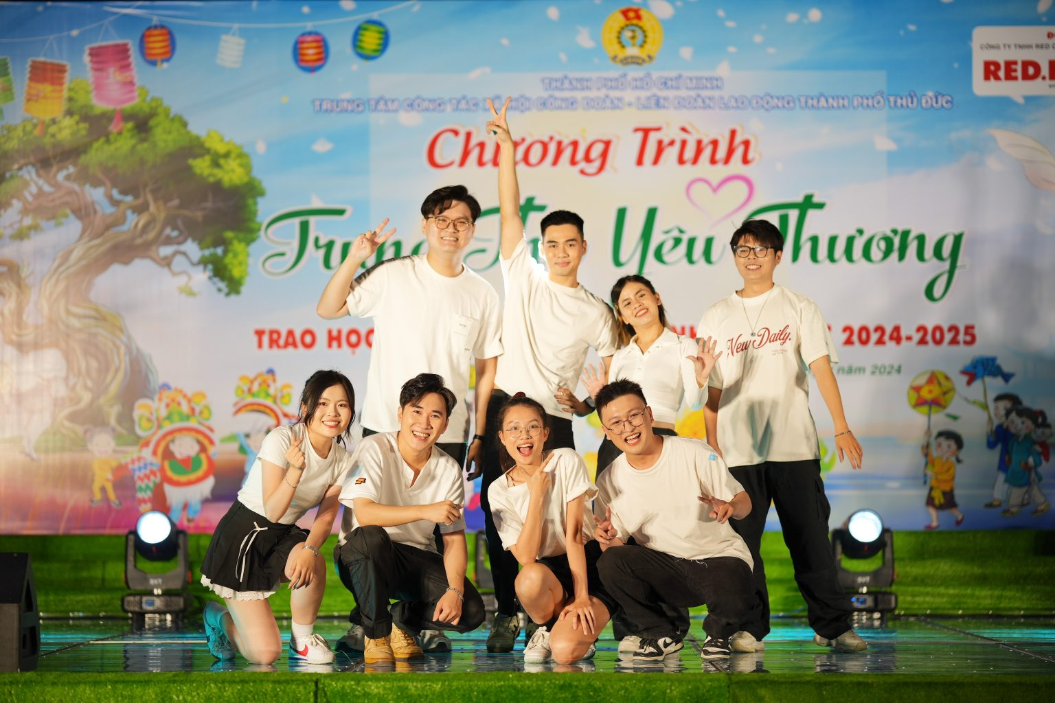 The communication and marketing specialists at Red Communications also showcased their diverse talents through performances including the dance “What is Love & Bống Bống Bang Bang”.