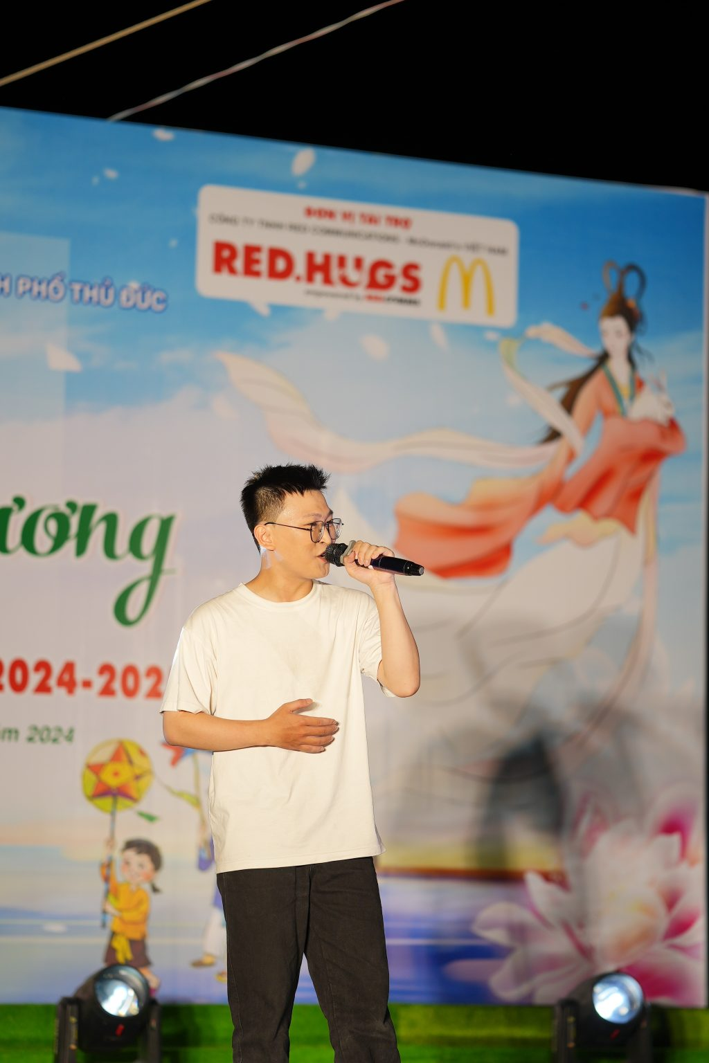 Solo performances “Lớn rồi còn khóc nhè” by Hoài Tiến